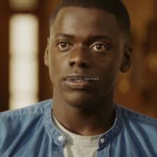 ¡HUYE! (2017) Chris va a conocer a los padres de Rose, su novia. Al  principio se muestran encantadores, si bien un tanto nerviosos. Chris  supone que se debe a que él es negro, pero un poco más tarde ...