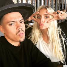 Ashlee Simpson and Evan Ross are straight cheesin'. 😁