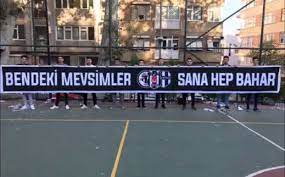 Vişnezade mahallesi, kadırgalar caddesi no 1 34357 beşiktaş, i̇stanbul. Besiktas Tribununden Yeni Pankart Bendeki Mevsimler Sana Hep Bahar