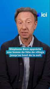 Stéphane Bern participe et adore les fêtes de son village, dans le Perche.  Même celle avec du lancer de tronc et "des choses un peu de bourrin".