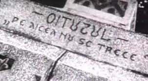 Pe scurt, în contextul întoarcerii armelor, elevii unei școli de ofiţeri din ardeal sunt puși în situaţia să lupte contra propriilor instructori, ofiţeri ss cinici, formaţi în școala militară germană. Oituz Pe Aici Nu Se Trece