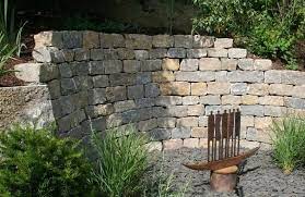 Wir lassen in unserem garten eine kleine sandsteinmauer errichten, die 1 m hoch sein soll. Trockenmauer Setzen Expertentipps Kemmler De