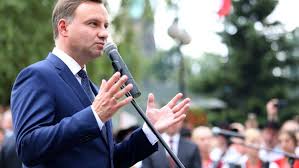Duda has apologized to those he came into contact with, who will need to go into quarantine. PreÈ™edintele Poloniei A Discutat 10 Minute La Telefon Cu Un Farsor Rus Care S A Dat Drept Secretarul General Onu