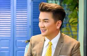 Đàm), is a vietnamese pop star. Ä'am VÄ©nh HÆ°ng Ä'ich Than Keu Gá»i Quyen Gop Giup Ä'á»¡ Cho Fan Ä'ang Gáº·p Báº¡o Bá»‡nh