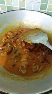Daun kari yang digoreng bersama ayam pun boleh dikunyah sama dengan, rasanya juga rangup. Hati Pedal Ayam Goreng Kari Pedas Meletop
