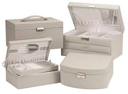 With traditional twirling ballerina who spins to the tune of. Mele And Co Jewellery Boxes Musical Jewellery Boxes Bonded Leather Jewellery Boxes