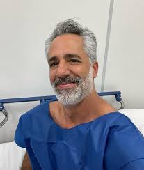 Luciana Mello cuida do ex-marido, Ike Levy, no hospital após cirurgia