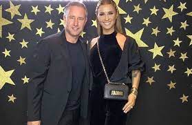 Vedeta spune că nu se pune problema unui divorț, lucru confirmat și de copilul lor, laurențiu reghecampf jr. Anamaria Prodan Incheie Telenovela Rupturii De LaurenÈ›iu Reghecampf Eram DivorÈ›atÄƒ De Doi Ani È™i Locuiam In AceeaÈ™i CasÄƒ