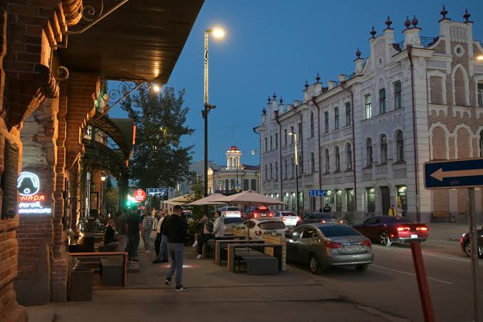 Charming Evening Street Scene with Historic Architecture · Free Stock Photo