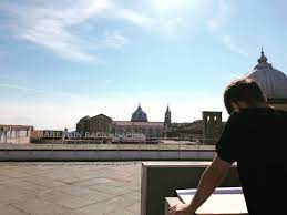 Jean Luc Draws Naples Questa Mattina Abbiamo Sorpreso Jean Luc Un Visitatore Francese Disegnare Lo Skyline Di Napoli Dalla Terra Skyline Instagram Naples