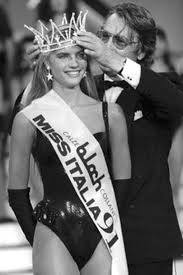 Miss italia 1991 martina colombari is a model, actress, tv presenter, author, and social media personality best known for hosting italian television programs such as un disco per l'estate, goleada, vota la voce, and controcampo. Martina Colombari E La Sua Gaffe Peggiore Ricordo Quella Volta Con Alain Delon Bellezza It