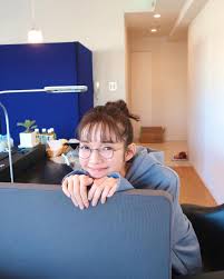 佐藤栞里 熱々ラーメンをふーふーして この眼鏡の両レンズを曇らせる というシーンを撮影をしました 百発百中大成功でした 笑 今日はいっぱい食べたなあ 美味しかった 2021 笑 撮影 佐藤栞