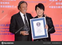 Spanish Singer Songwriter Julio Iglesias Left Poses Chinese Pianist Lang —  Stock Editorial Photo © ChinaImages 241585838