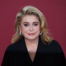 Französische schauspieler haare schneiden darsteller blondinen filmstars schöne fotos fotographie leute promis catherine deneuve in the umbrellas of cherbourg by jacques demy 1964. Catherine Deneuve So Geht Es Der Franzosischen Schauspiel Ikone Heute