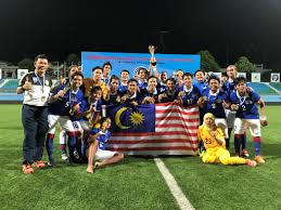 Persatuan bola sepak malaysia (fam) merupakan badan yang mentadbir kegiatan bola sepak di malaysia. Malaysia Juara Kejohanan Pembangunan Bola Sepak Wanita Singapura 2017 Fam
