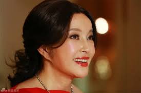 Võ Tắc Thiên Lưu Hiểu Khánh tóc bạc trắng ngồi bên vệ đường ăn cơm, nhìn  mặt mới sốc