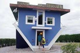 Ein komplettes haus steht einfach mal auf dem kopf. In Der Austellung Die Welt Steht Kopf Ist Auch Ein Umgedrehtes Haus Zu Sehen Was Hat Dieser E30 Verbrochen Motorkultur 208088307