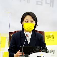 등에 타투 선보인 류호정 이런 거 하라고 국회의원 있다(종합). ê²½í–¥ì‹ ë¬¸
