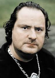 Aldrig att hon tog ett glas, aldrig att hon svor. Men fan i pärskan om man  kastade en kautschuk på lektion". 😂😂