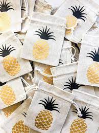 Want To Add A Little Tropical Touch To Your Party Make Sure To Add These Printed Party Bags As A Litt Pineapple Favors Party Gift Bags Pineapple Party Favors