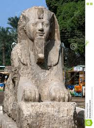 Die spärlichen überreste der reichshauptstadt memphis liegen in der nähe des modernen dorfes mit rahina in unterägypten, 24 km südlich vom stadtrand von kairo und ca. Die Alabastersphinx Von Amun Ofis 2 In Memphis Agypten Stockfoto Bild Von Kapitel Alabaster 74899532