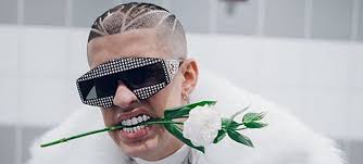 La ciudad del sol se refiere a la misma ciudad de miami, la cual tiene un sol radiante casi todos los días del año. Un Bad Bunny Enamorado Reflexiona Otra Noche En Miami Miami Diario