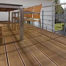 Color varies between a goldish brown to a deep lustrous brown lacking a distinct sapwood. Holz Terrassendiele Itauba Braun Wuerfele