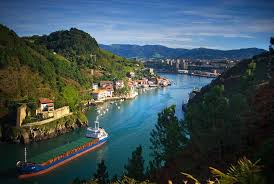 País vasco), soit le pays de la langue basque (l'euskara), est un territoire de traditions (anciennes, renouvelées, ou nouvelles), de cultures et d'histoire basque. Croisiere Dans Le Pays Basque Francais Et Espagnol Blog Samboat