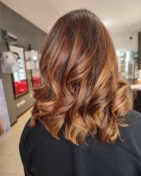 Il balayage è una raffinatissima tecnica di tintura che permette di realizzare complessi giochi di sfumature sui capelli e che risulta . Balayage Caramello Su Capelli Lunghi E Castani