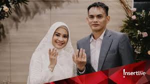 Ikke nurjanah menikah lagi setelah 14 tahun hidup menjanda. 14 Tahun Menjanda Ikke Nurjanah Menikah Dengan Karlie Fu