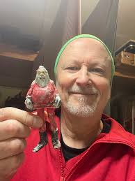 I've only carved one Santa this year.. ..here he is..🎅🏽 😊 Merry  Christmas to all of you..! 🥰