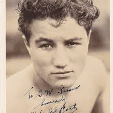 Eddie Pierce's Instagram, Twitter & Facebook