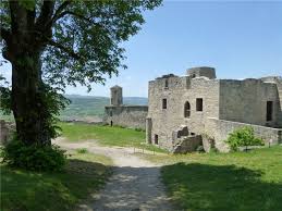 Elle fait partie de l'ancienne province du rouergue où l'on communique aussi grâce à une forme d'occitan: Le Chateau Et La Cite Medievale De Severac