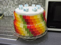 Mit einem pinsel auf der kuchenoberfläche verteilen. Fruchtgummi Torte Tolle Ideen Fur Den Kindergeburtstag