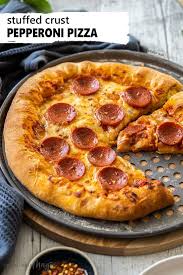 Homemade Stuffed Crust Pepperoni Pizza Recette En 2020