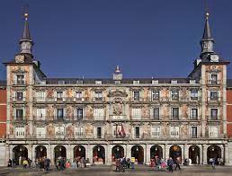 The casa de la panadería is a municipal and cultural building on the north side of the plaza mayor in madrid. Casa De La Panaderia Wikipedia
