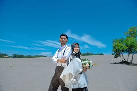Terlebih pasangan yang memiliki sifat pemalu, karena dengan prewedding casual mereka bisa lebih santai dan lebih enjoy jika di bandingkan dengan foto prewedding menggunakan pakaian formal. Selebgram Hijab Baju Prewedding Casual Hijab Outdoor Profil Lengkap Artis Dunia Dan Indonesia
