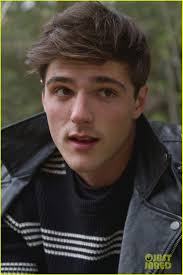 The two have difficulty finding people to participate but get a group of popular girls called the omg's to participate by lying to them about noahs participation. Get To Know Kissing Booth Actor Jacob Elordi With These 10 Fun Facts Exclusive Kissing Booth Actors Celebrities Male