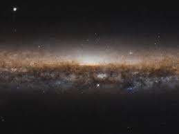 Mirando profundamente en el universo, el telescopio espacial hubble capta un vistazo de las numerosas estructuras en los brazos que se extienden alrededor de esta. Hubble Snaps An Incredible Photo Of This Faraway Galaxy Viralbandit