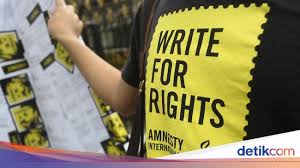 Menurut pakar hukum indonesia mahfud md, hak asasi manusia berbeda dengan hak asasi warga negara (haw) yang terkandung dalam uud 1945, karena ham dianggap sebagai hak yang melekat pada diri manusia secara kodrati, sementara haw bersifat partikularistik dan didapat oleh seseorang karena ia adalah warga negara indonesia. Hak Asasi Manusia Pengertian Macam Macam Dan Contoh Pelanggaran Ham