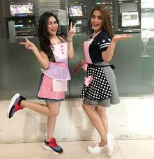 Foto pose gadis imut & cantik ini buat mata para lelaki bersinar,tubuh seksi dan bahenolnya ditambah pose narsisnya bikin gemesin banget. Pakai Rok Mini Penampilan Seksi Ayu Ting Ting Saat Jadi Tukang Bakso Jadi Sorotan Netizen Mulus Banget