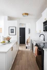 white shaker kitchen cabinets with