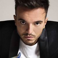 Andrea sannino e l'incantesimo di abbracciame, l'inno alla speranza. Testo Abbracciame Di Andrea Sannino