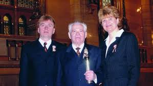 Béres józsef záhonyban született, és az utolsó éveiben a nevét viselő vállalatcsoport elnökeként és a béres alapítvány tiszteletbeli elnökeként visszavonultan élt kisvárdán. Dr Beres Jozsef