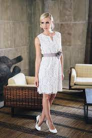 Einzigartige maßgeschneiderte und günstige brautkleider online kaufen unsere liebe zum detail macht jedes unserer modelle zu einem einzigartigen brautleid, das auf eigene art und weise verzaubert. Anna In Taupe Modernes Brautkleid Kurz Mit Blumenmuster Foto Kussdiebraut 2015 Brautkleid Kurz Brautmode Brautkleid