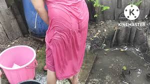 Ibu rumah tangga India mandi di luar