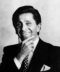 Odszedł Valentino Garavani, mistrz absolutnej elegancji. Człowiek, który&nbsp;nauczył świat, czym jest czerwień, cisza luksusu i&nbsp;kokarda delikatna,  perfekcyjna, zawsze na&nbsp;swoim miejscu. Kochał detale, bo wiedział, że&nbsp;to&nbsp;one  tworzą wieczność.