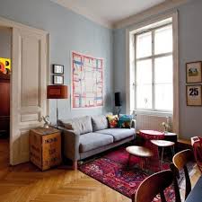 The grey furniture, in this case sofa, the floral paintings and the dusky pink accessories complement the tones of the wallpaper. Red Rug Grey Couch Wood Dreamy Living Room Remodel Home Living Room Home