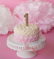 The 1st birthday cakes should be fun and richly decorated. 1001 Ideen Fur Eine Hubsche Torte Zum 1 Geburtstag 1st Birthday Cake For Girls First Birthday Cake Topper Tiered Cakes Birthday