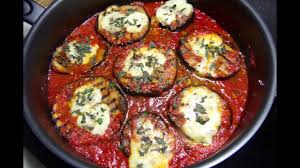 In primul rand ne ocupam de vinete, le spalam bine si le curatam de coaja, le taiem felii si le presaram cu sare. Reteta Mancare De Vinete Ca La Mama Acasa Youtube